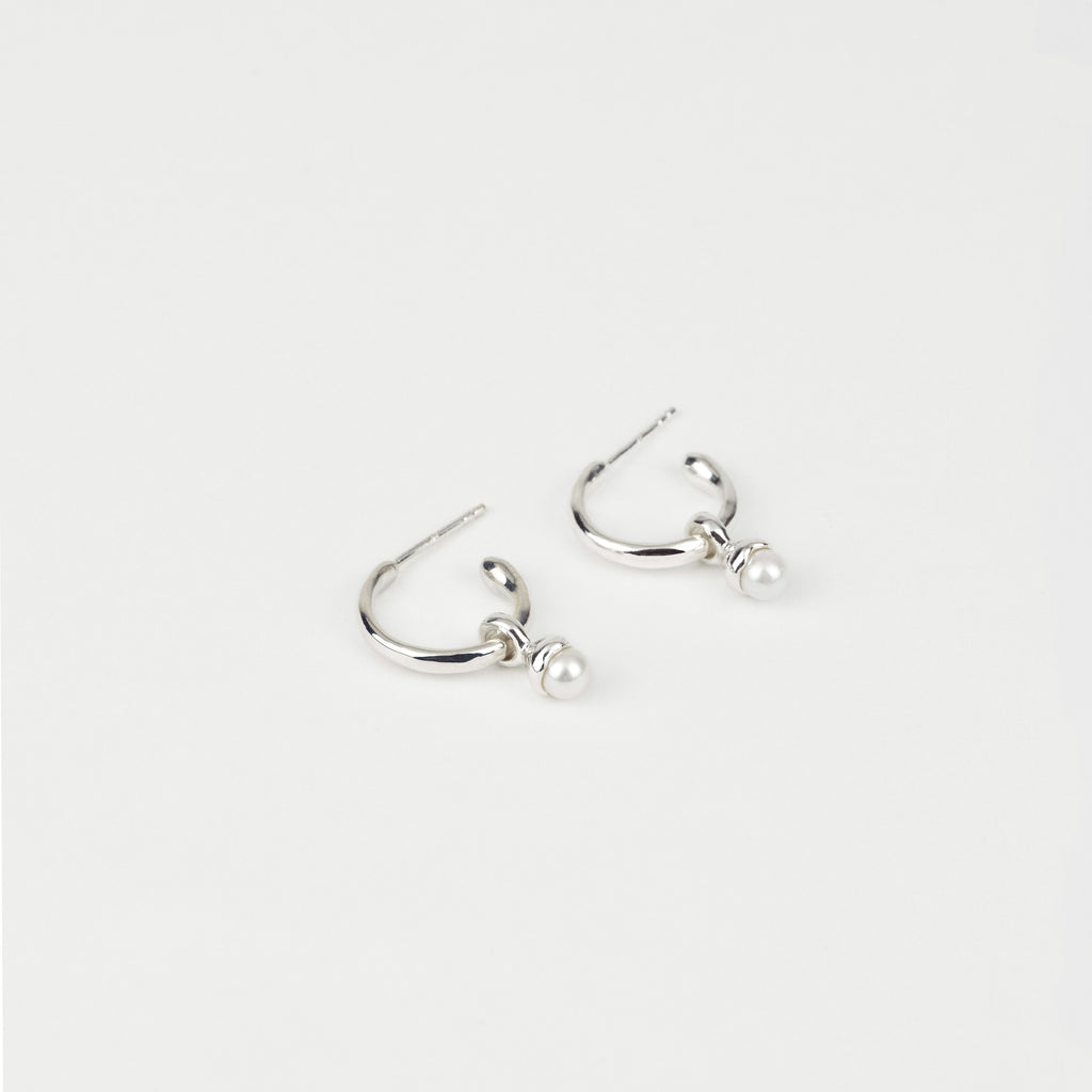 Organic hoops + pendant pearl