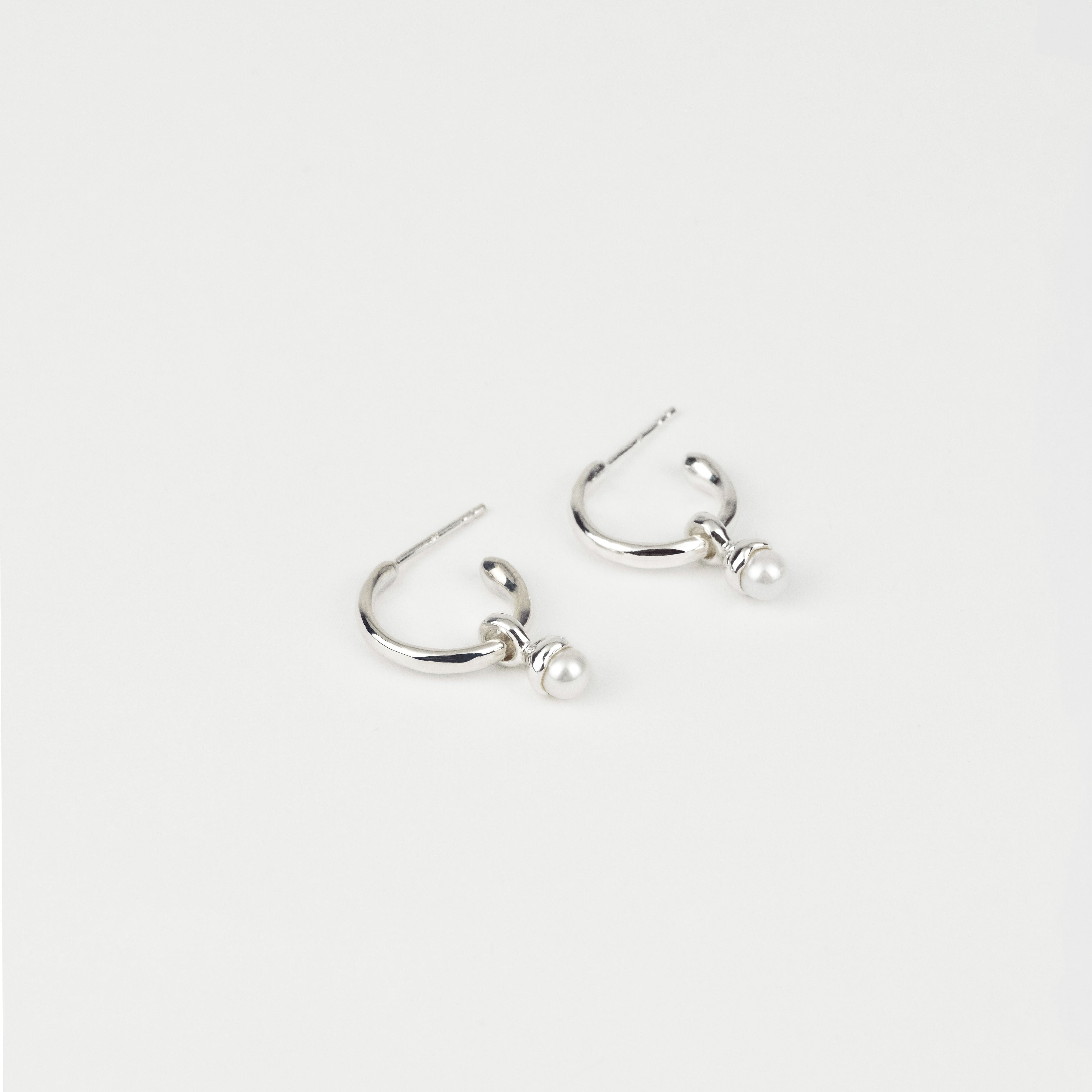Organic hoops + pendant pearl