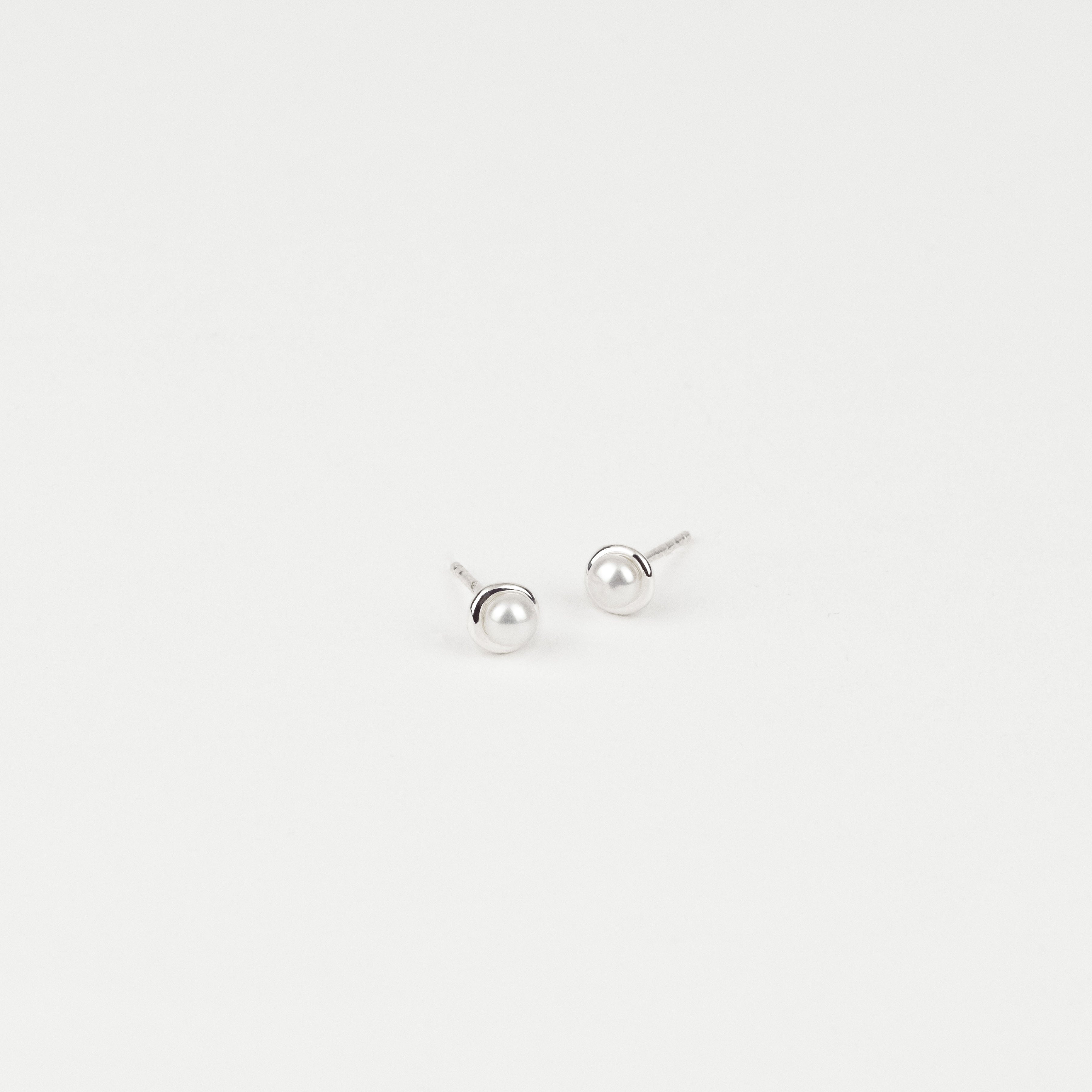 Pearl studs