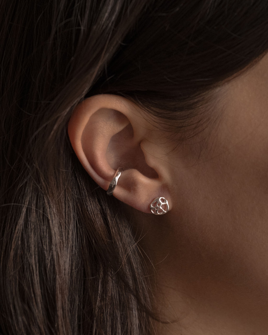 Current ear cuff
