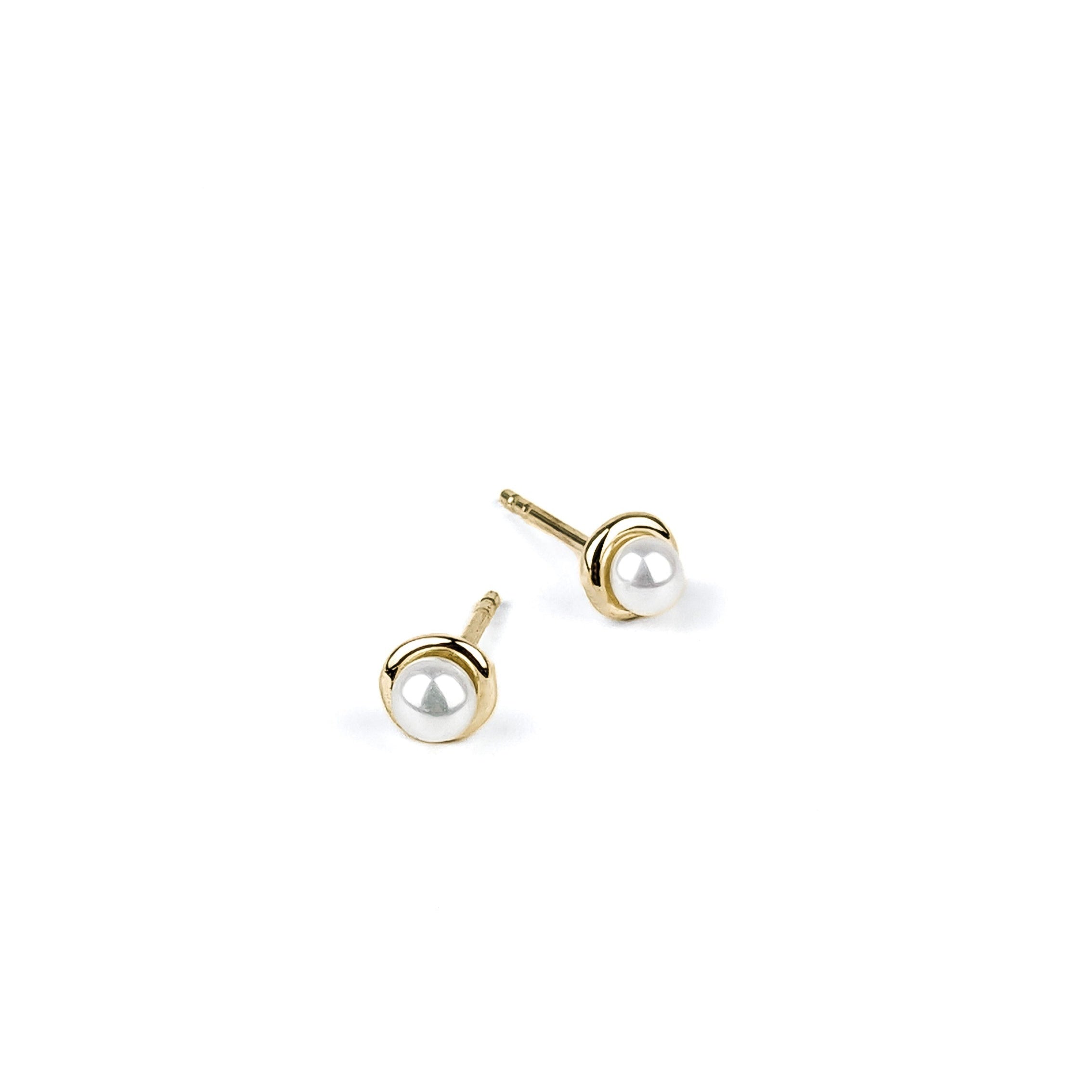 Pearl studs | Gold