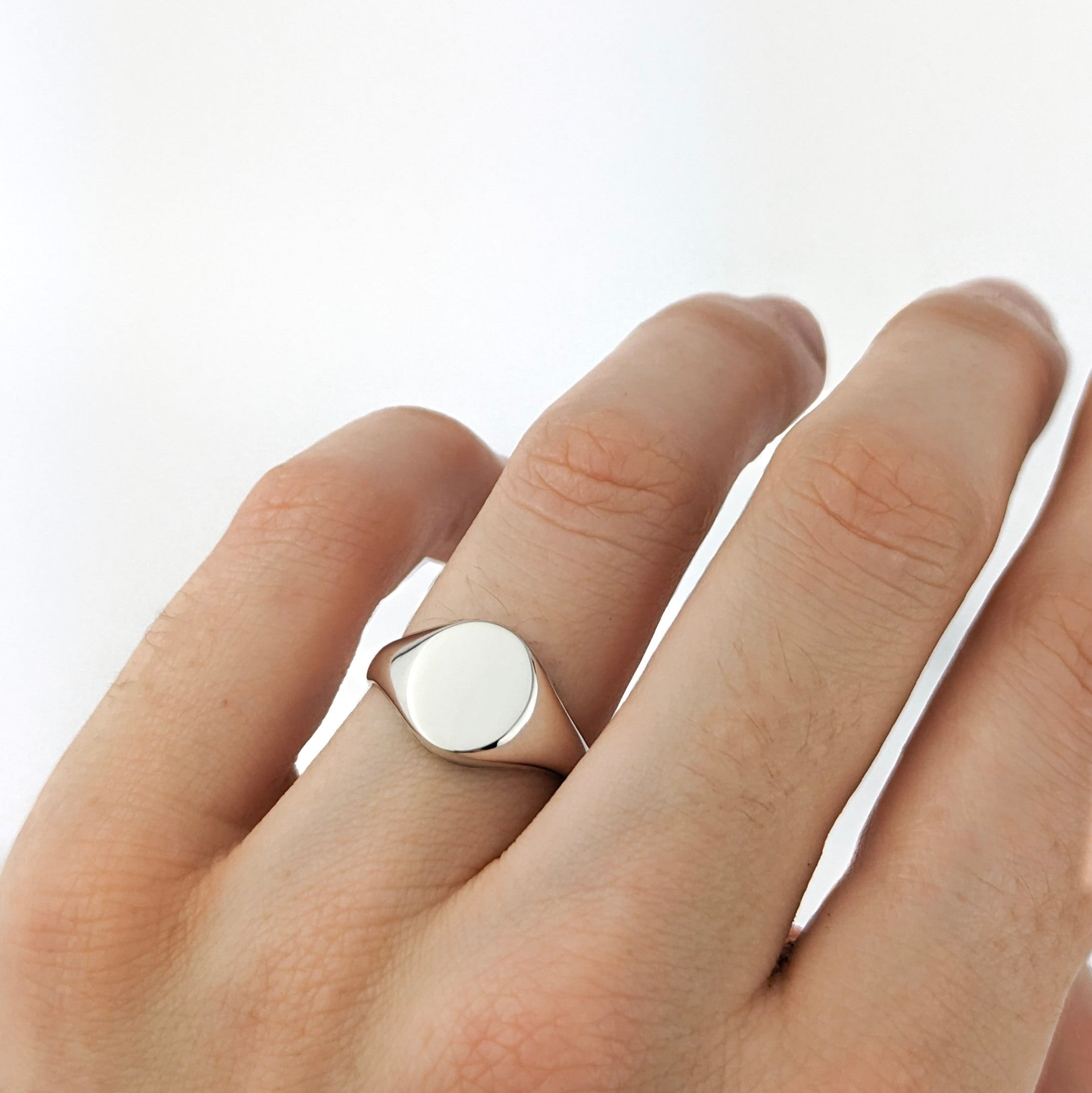 Oval signet ring