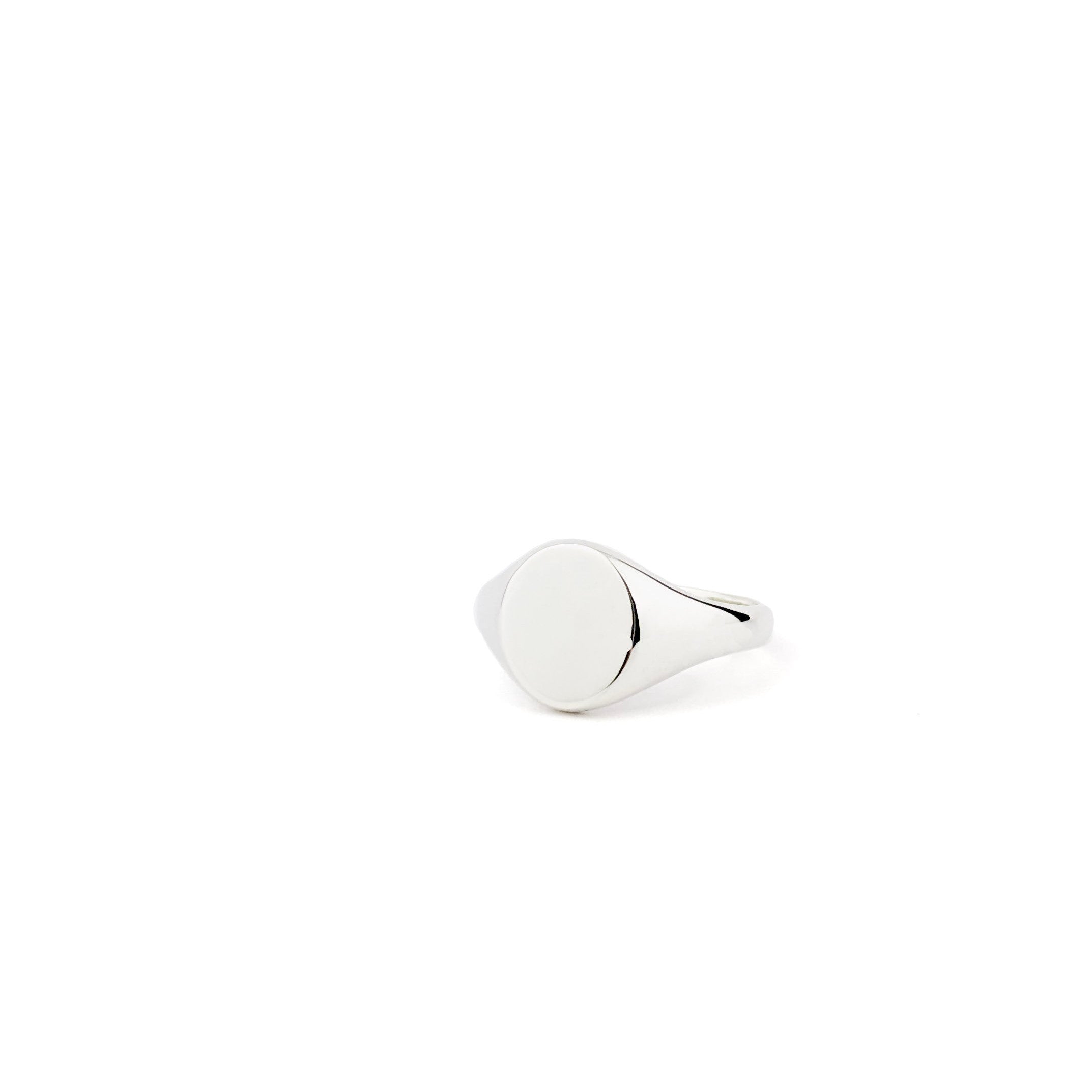 Oval signet ring
